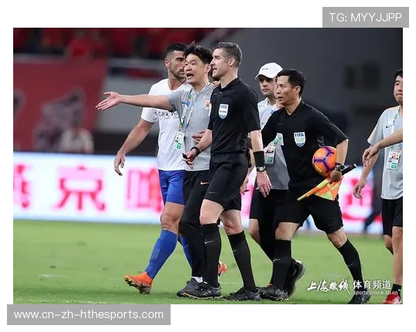 5秒两黄变一红！替补席冲进场怒怼裁判，主帅被罚离场仍指挥逆转
